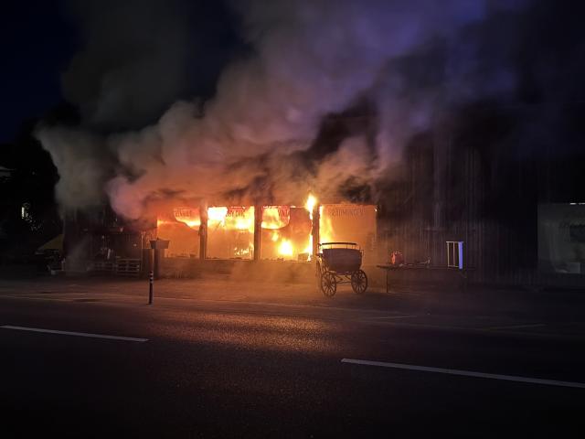 Studen: Geschäftsbetrieb in Vollbrand – niemand verletzt