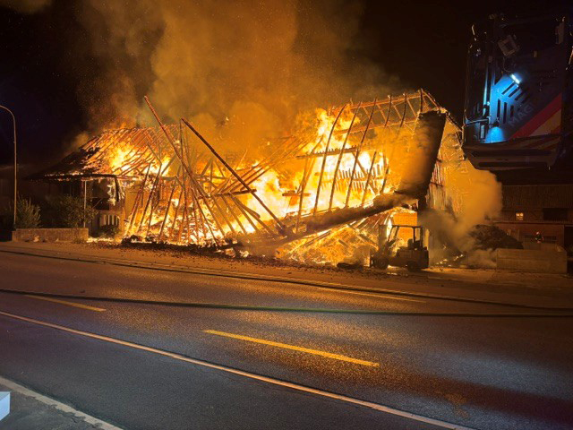Brand eines Bauernhauses in Bützberg: Haus und Schopf vollständig niedergebrannt, zwei Verletzte
