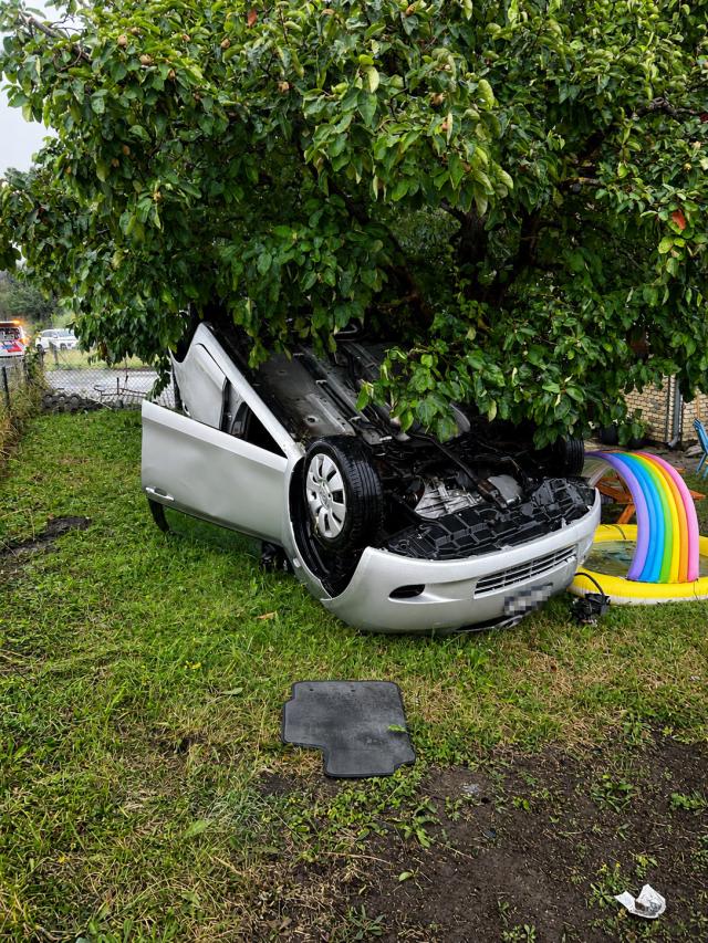 Autofahrerin bei Bern verunfallt, verletzt ins Spital gebracht