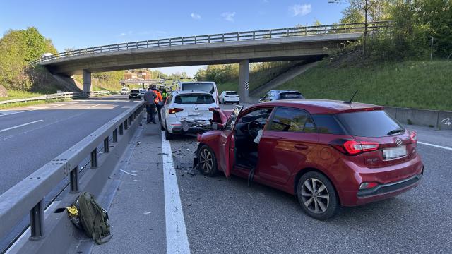 Unfall auf der A6 bei Bern: Drei Verletzte, Spuren gesperrt