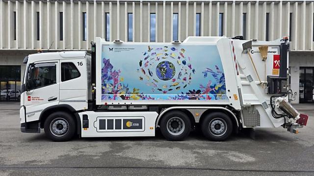 Kinder gestalten elektrisches Kehrichtfahrzeug