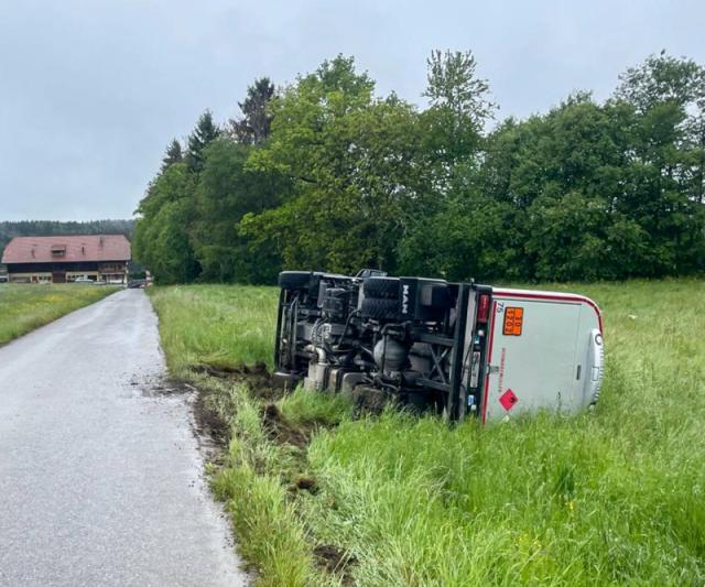 Ein Tanklastwagen kippt in Sâles in ein Feld 